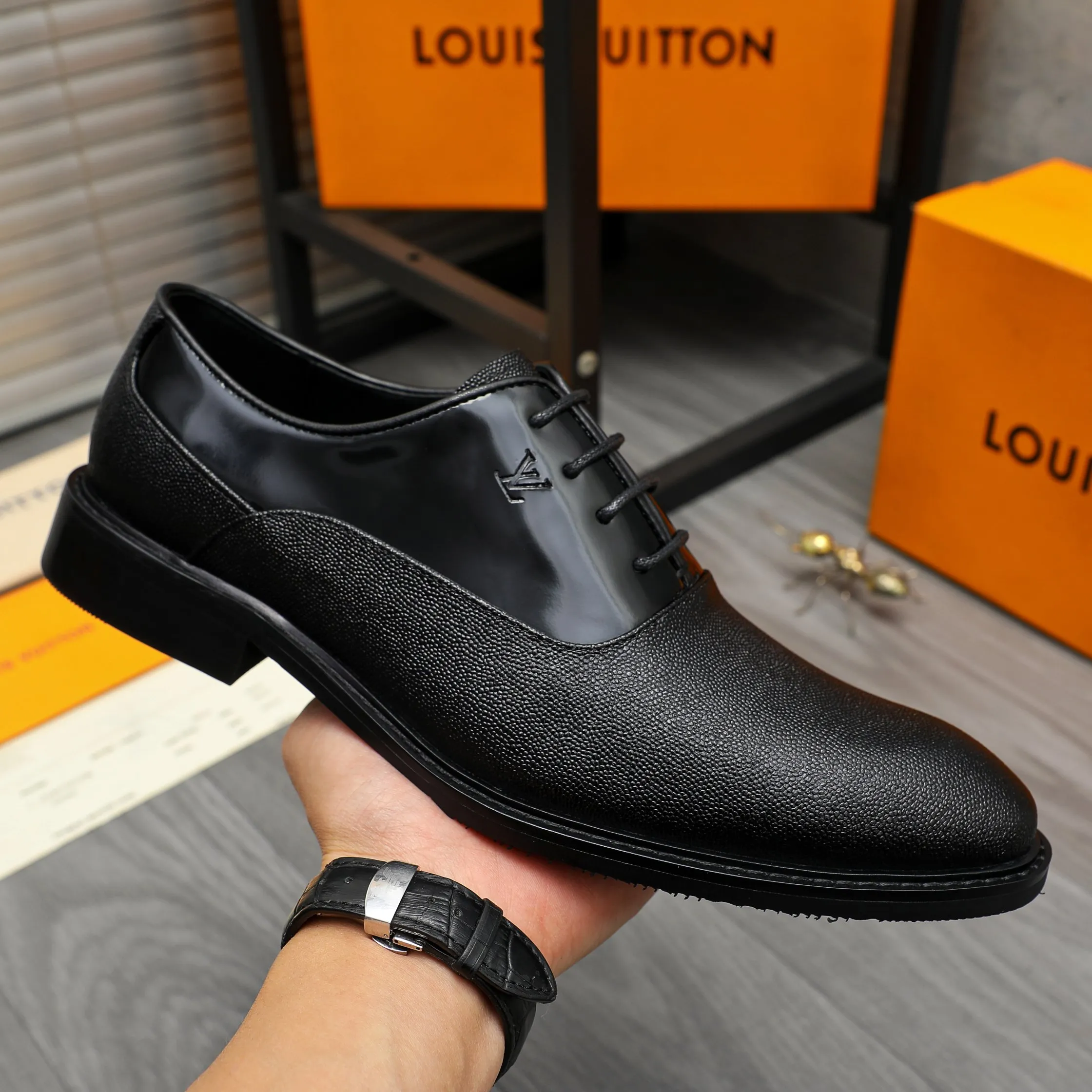 Men's men's shoes 💰p460 Product trademark: LV (Louis Vuitton) business lace-up formal leather shoes. Regular size: 39-44 (38.45 custom-made, non-returnable) Product materials: Selected grained cowhide stitching pearlized cowhide upper, cowhide lining, original rubber outsole